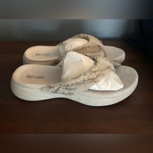 Skechers lounge surreal flip flop slippers-New in box